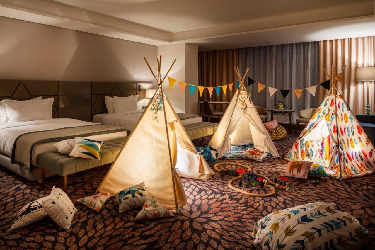 Grand Hotel Millennium Софія Екстер'єр фото Family room at the Conrad Hong Kong